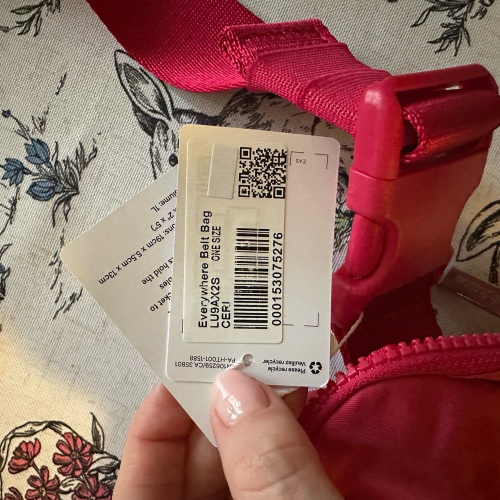 NWT lululemon Everywhere Belt Bag 1L Cherry Mist - Picture 2 of 3